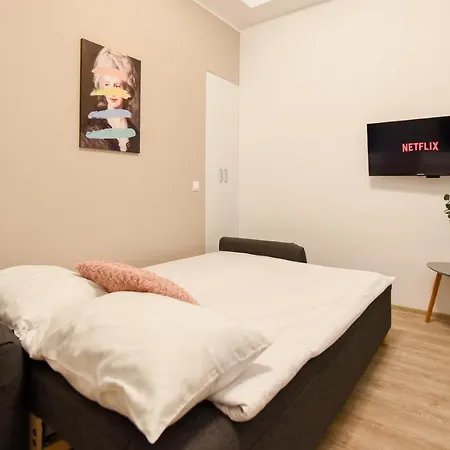 Apartment Pastel Hues - Homey Near Armeneasca